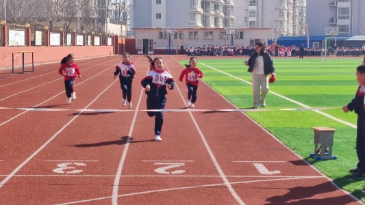 九游体育淄博市高青县常家中心小学举行“奔跑吧·少年”春季田径运动会(图2)