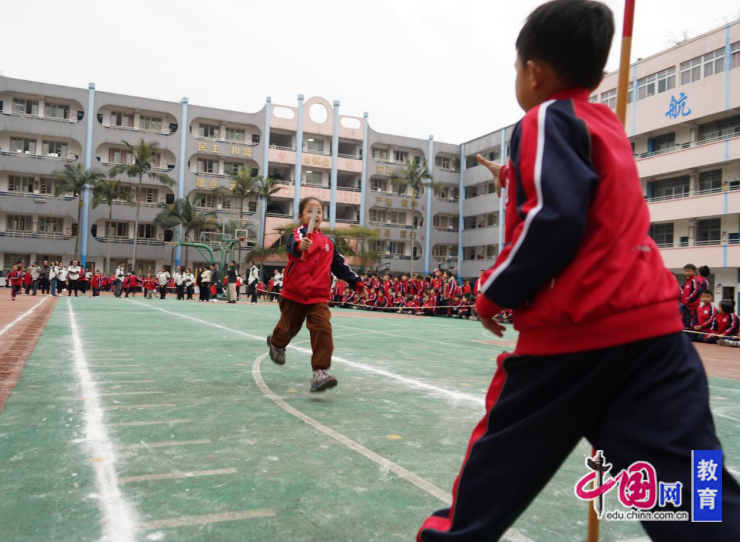 九游体育共绘少年卷运动燃激情 宜宾江安县南城小学举行2025年春期田径运动会(图3)