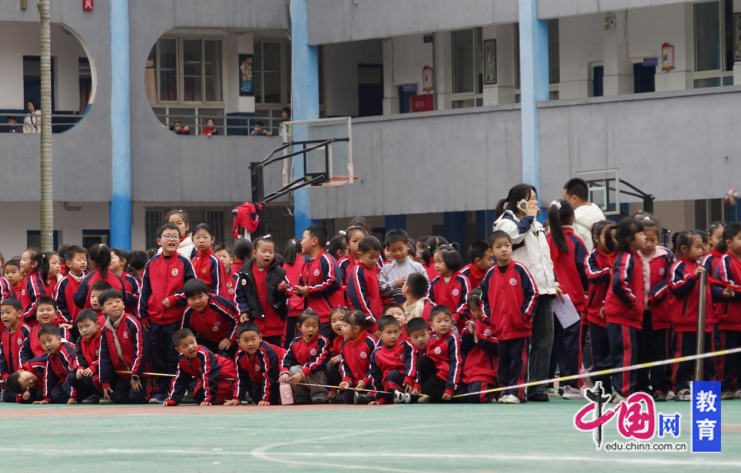 九游体育共绘少年卷运动燃激情 宜宾江安县南城小学举行2025年春期田径运动会(图4)
