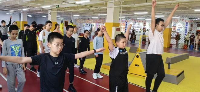 九游体育哈尔滨市中考体育改革将于2026年正式实施！让冰城“小胖墩”“小眼镜”真正走上运动场(图4)
