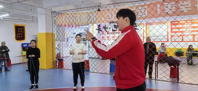 九游体育哈尔滨市中考体育改革将于2026年正式实施！让冰城“小胖墩”“小眼镜”真正走上运动场(图5)