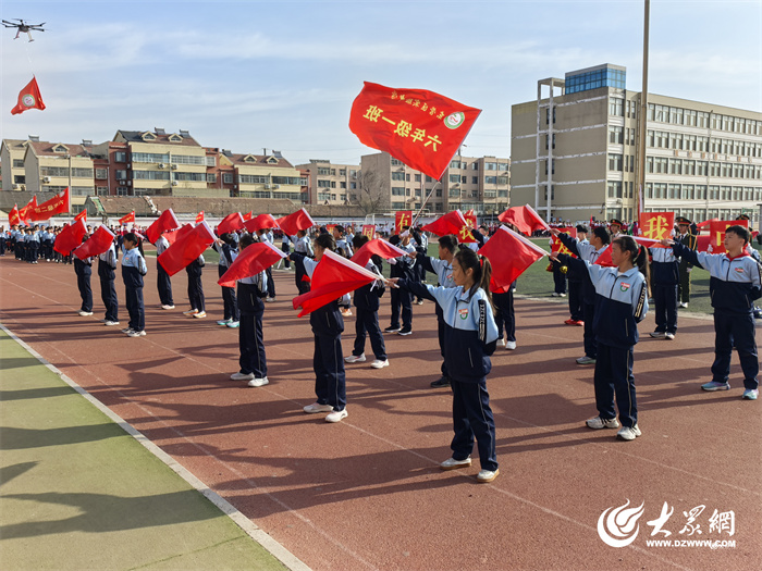 九游体育挥洒青春汗水 绽放运动风采——东营区实验中学第四届田径运动会圆满举行(图2)