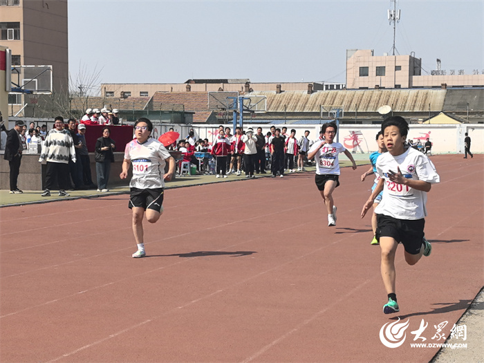 九游体育挥洒青春汗水 绽放运动风采——东营区实验中学第四届田径运动会圆满举行(图4)