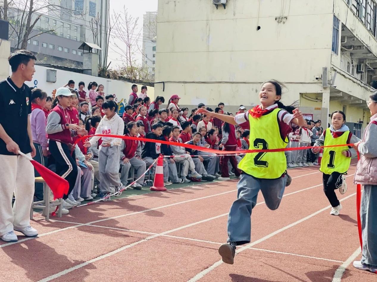 九游体育长安南路小学2025年春季田径运动会圆满举行(图2)