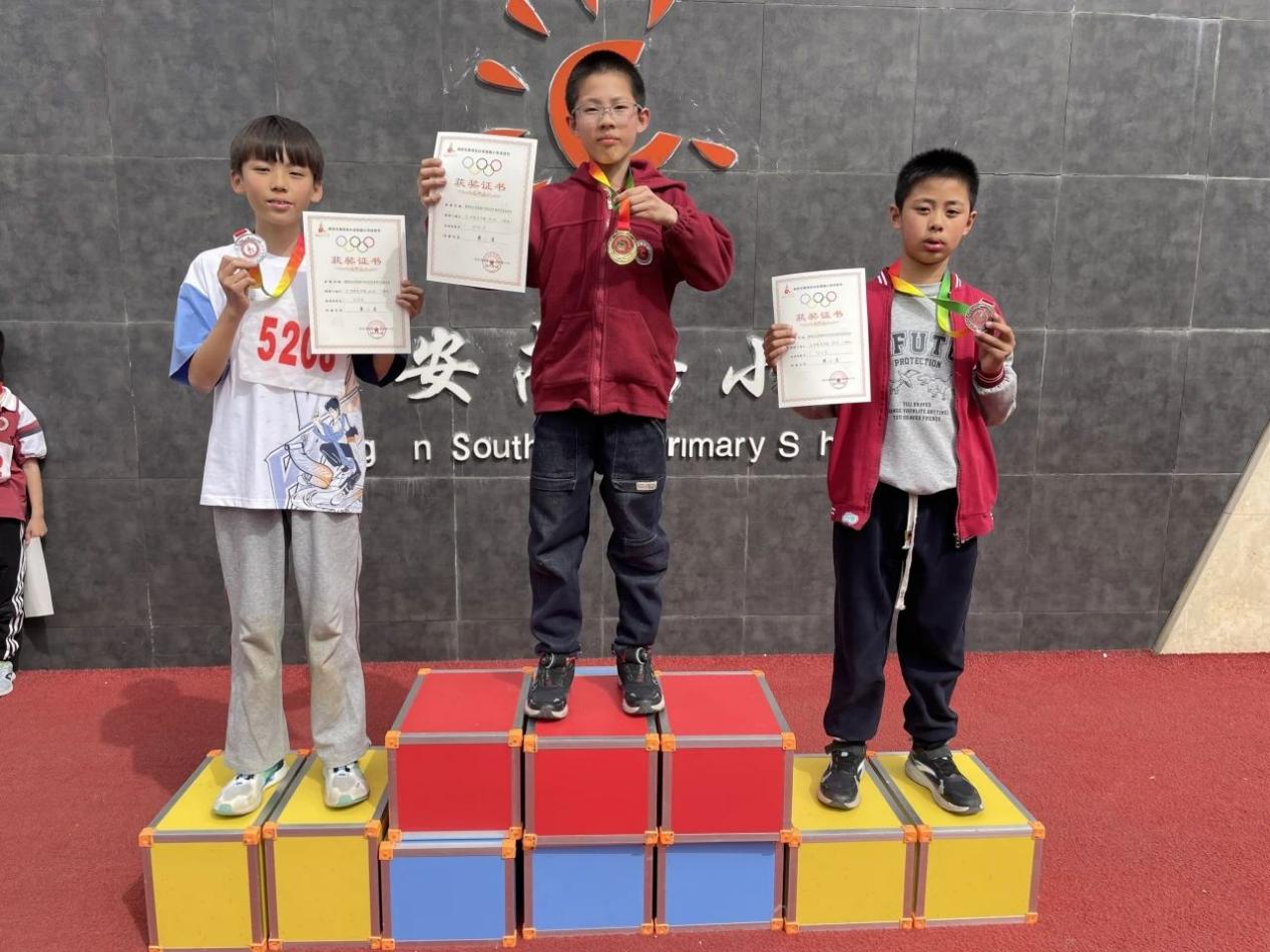 九游体育长安南路小学2025年春季田径运动会圆满举行(图3)