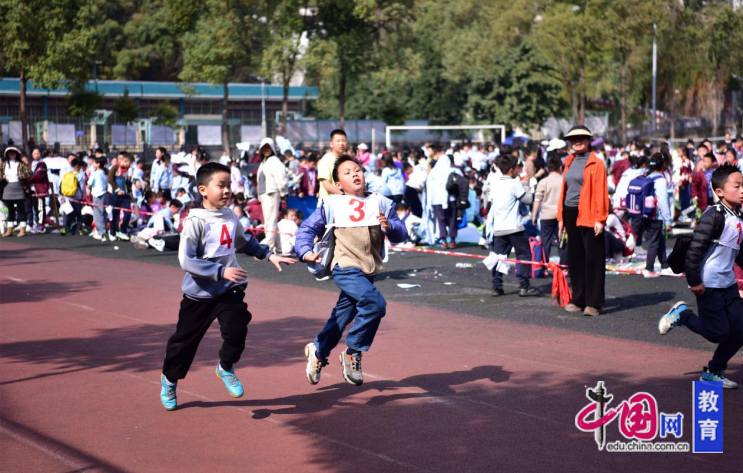 九游体育青春无畏逐梦赛场 乐师附小2025年体育节暨田径运动会精彩纷呈(图4)