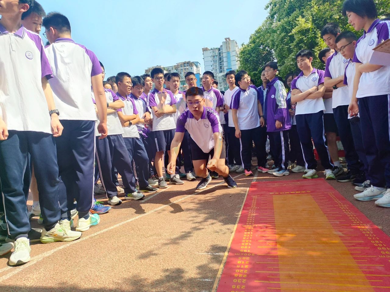 九游体育燃动春日！南充高中顺庆校区举行体育节之春季田径运动会(图6)