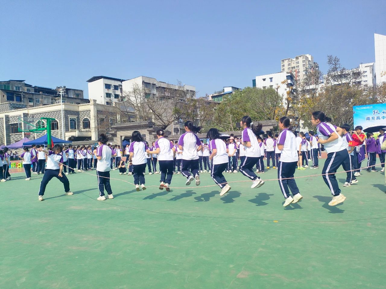 九游体育燃动春日！南充高中顺庆校区举行体育节之春季田径运动会(图4)