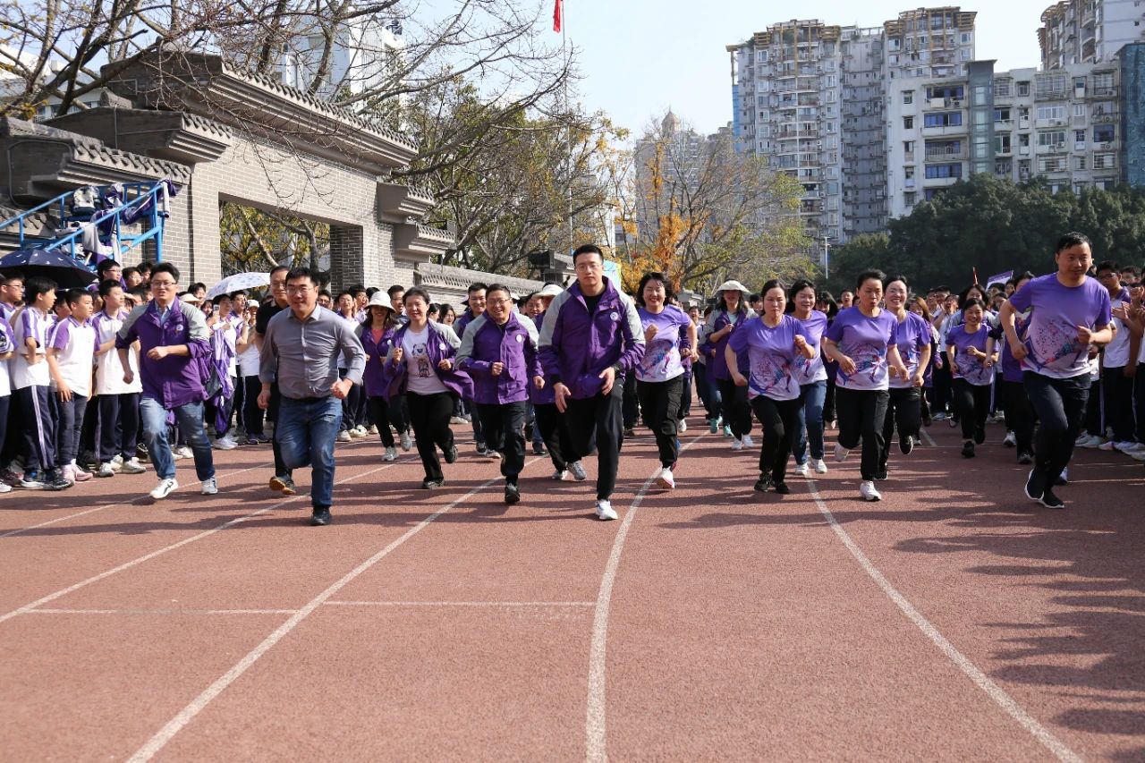 九游体育燃动春日！南充高中顺庆校区举行体育节之春季田径运动会(图2)