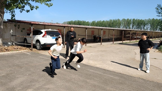 九游体育西平县农场中心学校春季田径运动会(图3)