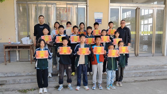 九游体育西平县农场中心学校春季田径运动会(图8)