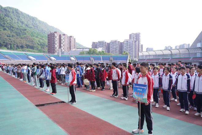 九游体育活力四射！雨城区中小学田径锦标赛火热开赛500余名小将赛场逐梦(图2)