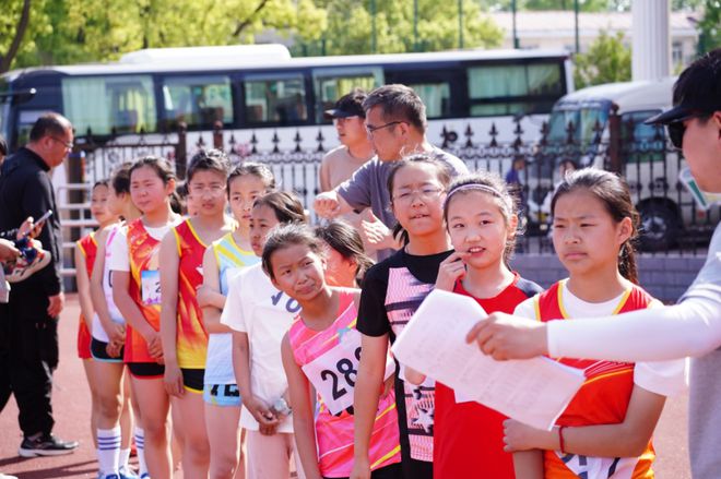 2025年崇明区青少年田径运动会举行九游体育(图2)
