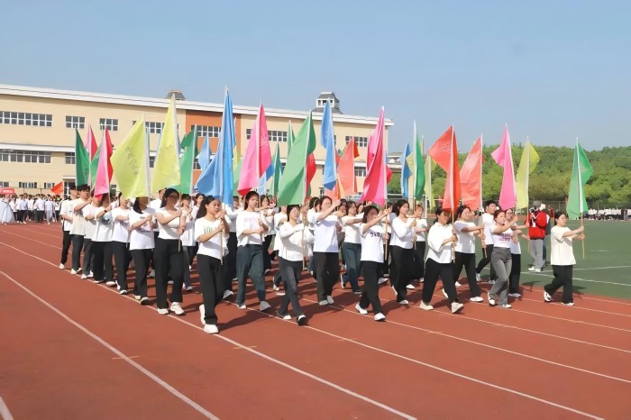 九游体育安徽外国语学院成功举办2025年春季田径运动会暨教职工趣味运动会(图2)