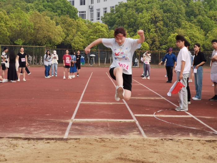 九游体育安徽外国语学院成功举办2025年春季田径运动会暨教职工趣味运动会(图4)