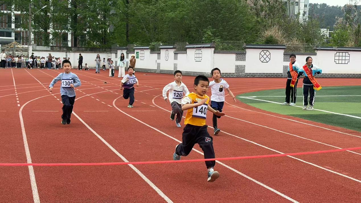 九游体育屯溪大位小学举办第十六届田径运动会(图2)
