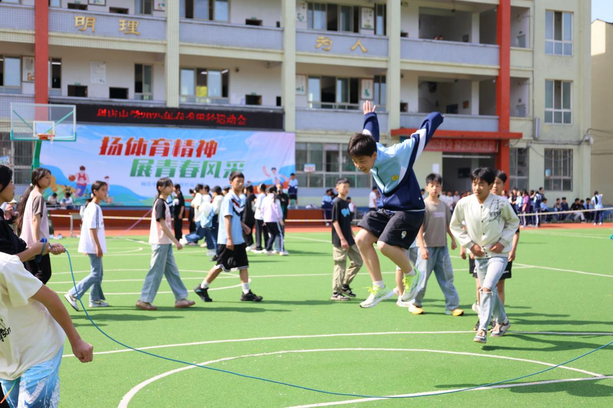 展青春风采筑体育梦九游体育想——乐山沐川利店中学举办2025年春季田径运动会(图2)