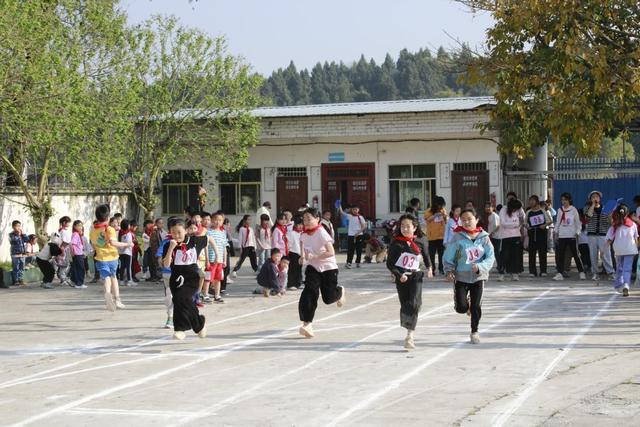 九游体育遂宁安居区保石小学2025年春季田径运动会成功举办(图2)