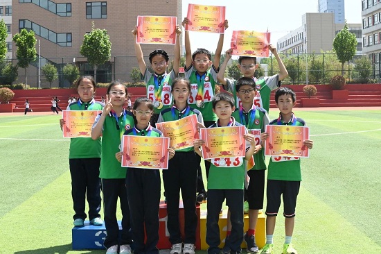 九游体育临沂第六中学太原路校区小学部举行田径运动会(图3)
