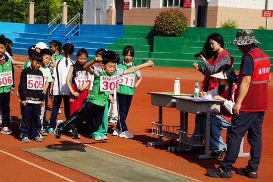 九游体育临沂第六中学太原路校区小学部举行田径运动会(图2)