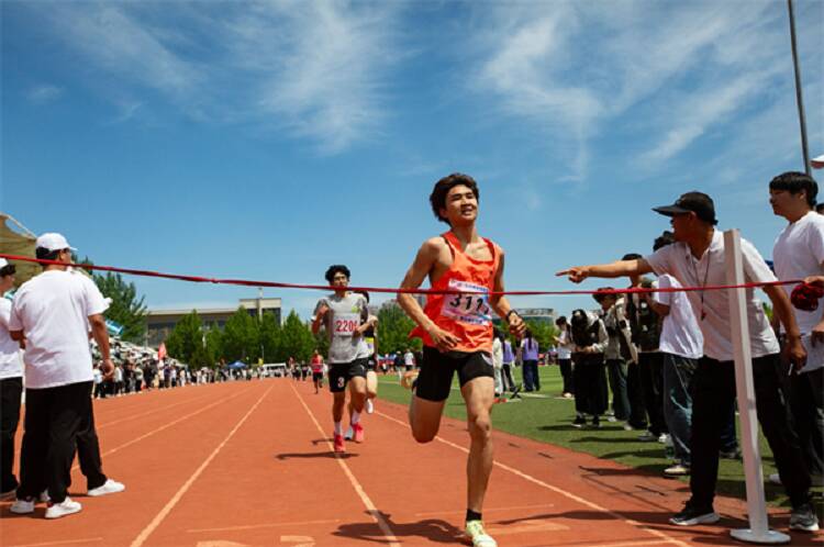 山东商务职业学院第九游体育四十八届田径运动会暨第五届阳光体育文化节开幕式成功举办(图4)