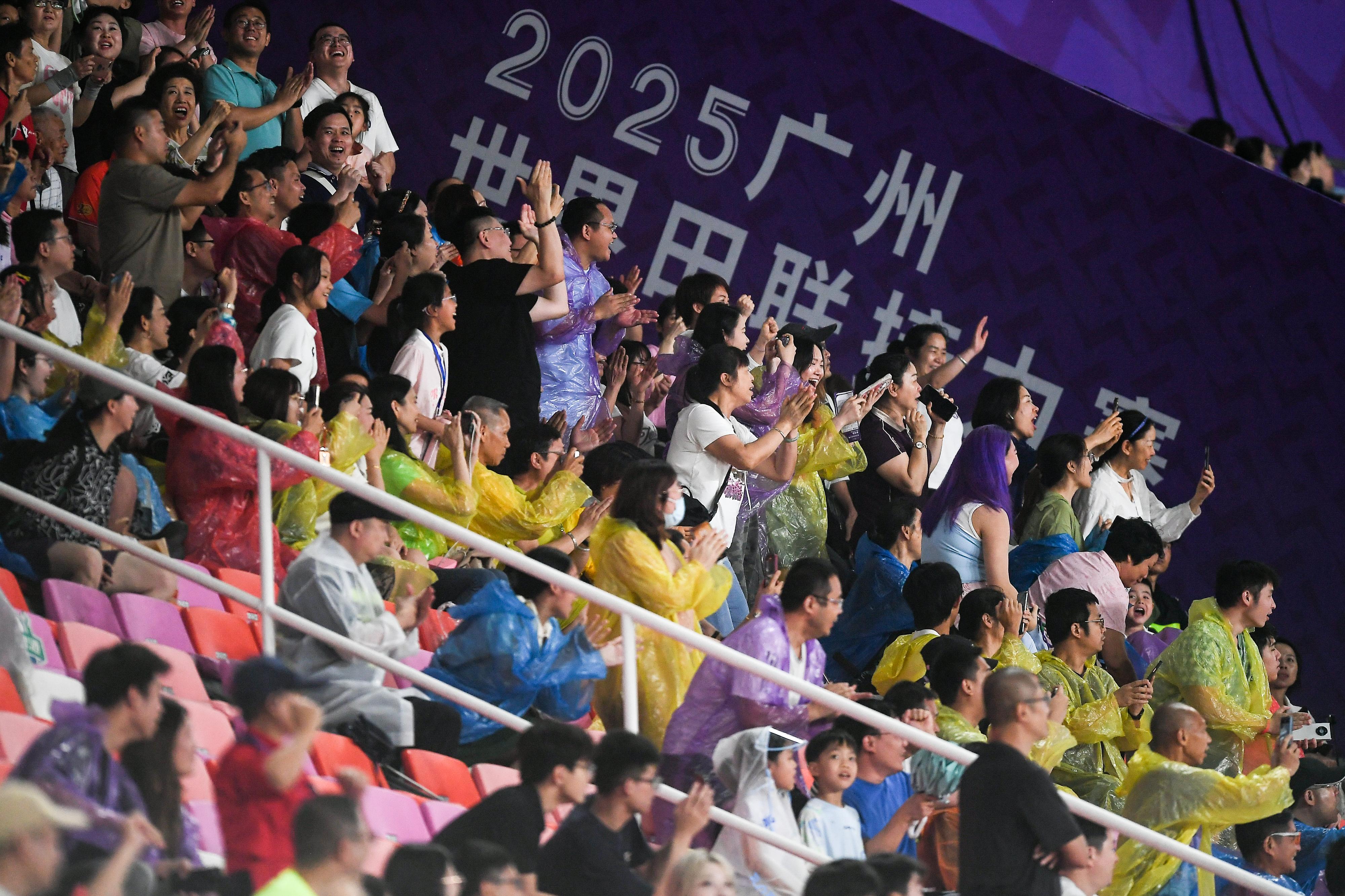 【2025年世界田联接力赛观众采访】在看台见传承许宏愿！九游体育(图3)