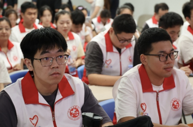 九游体育青春闪耀奥体！华工志愿者“上岗”十五运会田径测试赛(图2)
