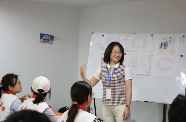 九游体育青春闪耀奥体！华工志愿者“上岗”十五运会田径测试赛(图1)