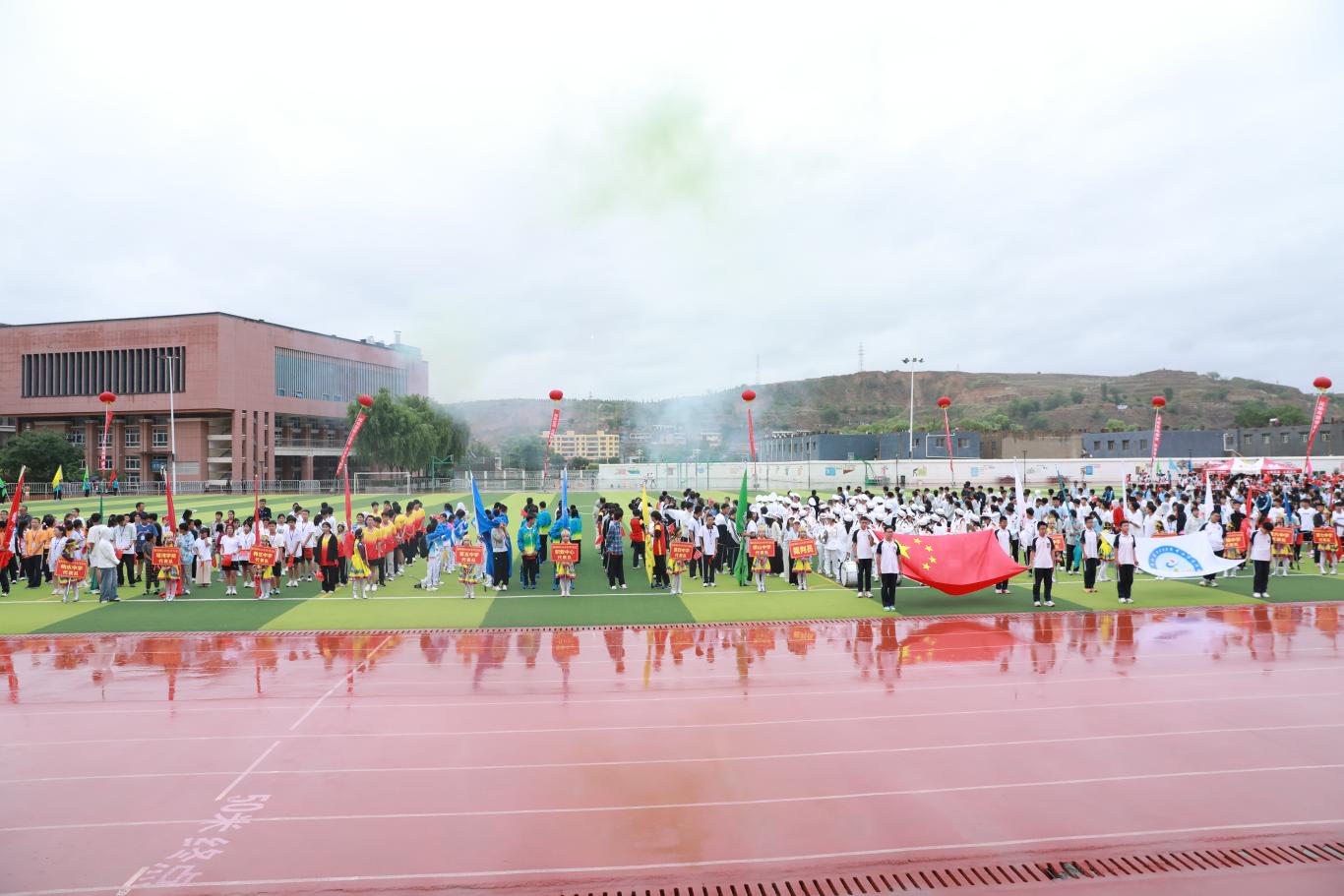 九游体育陕西横山区2025年中小学生运动会田径比赛开幕(图2)