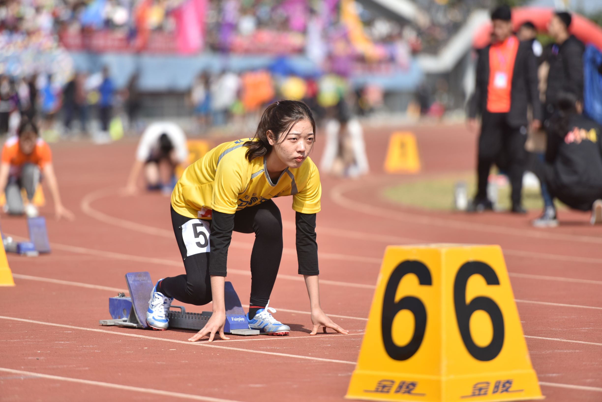 九游体育田径赛场 男女100米纪录双双刷新(图1)