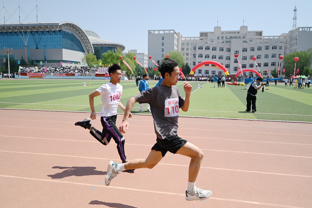 九游体育全国青少年田径运动会：男子100米决赛赛况(图1)
