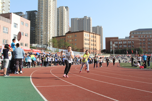 九游体育日照接过第二届全国青少年田径运动会会旗(图1)