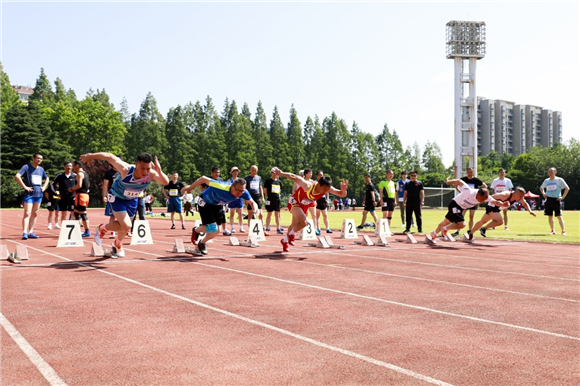 九游体育近300选手角逐“沿黄杯” 第二届夏季大众田径公开赛郑州落幕(图1)
