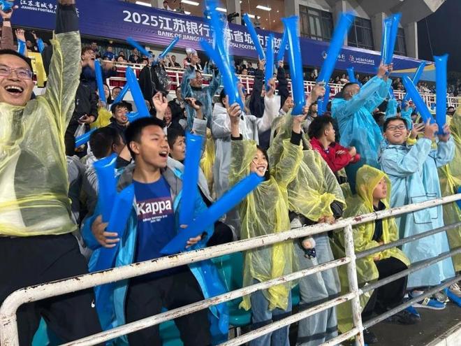 九游体育“比赛第一友谊第十四”？火出圈的“苏超”不只有梗(图2)