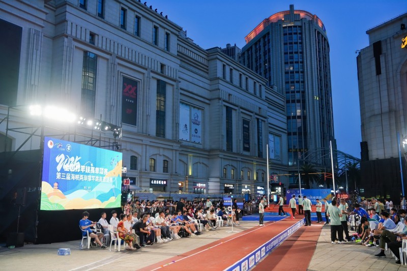 九游体育街头惊现空中飞人！ 海峡两岸72名撑竿跳健儿海宁比高(图2)