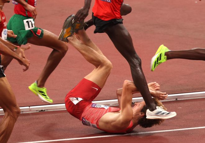 田径世锦赛猛人开挂 最后一圈摔倒脸被狠踹 起身爆超六人晋级决赛九游体育(图2)