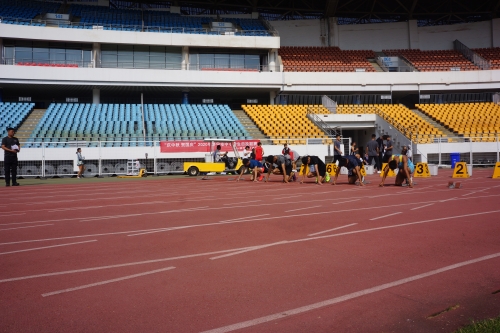 田径世锦赛：朱亚明无缘三级跳远奖牌 莱尔斯九游体育200米成就四连冠(图1)