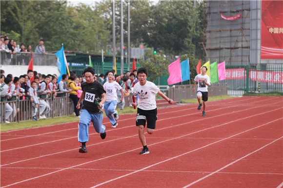 九游体育兴安职业技术大学第一届田径运动会开幕(图1)
