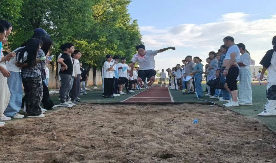 青春飞扬 逐梦赛场——临川区罗湖中学 成功举办2025年秋季田径运动会九游体育(图2)
