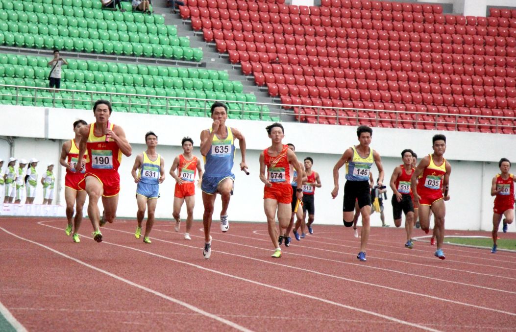2万名跑友打卡城市风景线玉溪马九游体育拉松鸣枪开跑(图1)