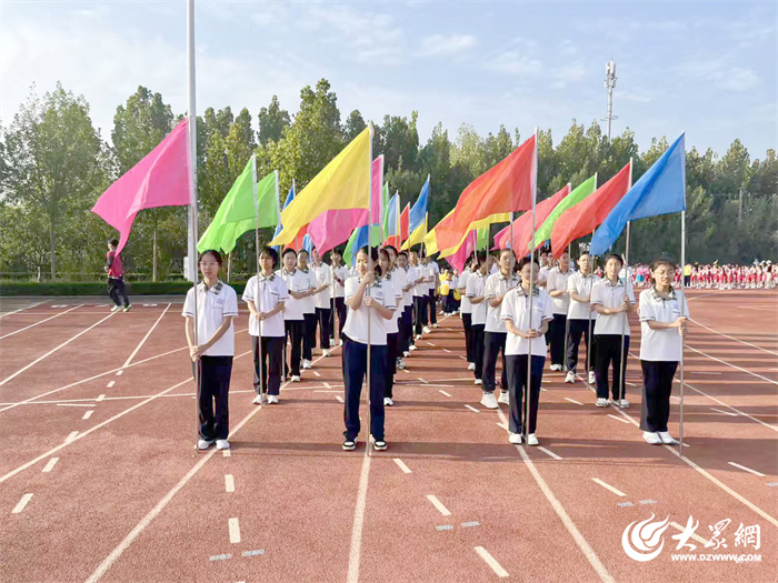 九游体育飒爽秋风展少年英姿 活力校园谱运动华章 ——东营市胜利第五中学第47届田径运动会开幕(图3)