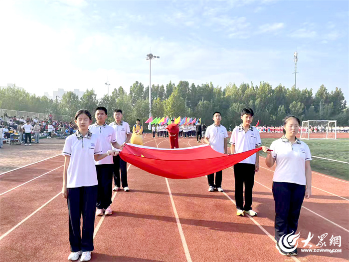 九游体育飒爽秋风展少年英姿 活力校园谱运动华章 ——东营市胜利第五中学第47届田径运动会开幕(图4)
