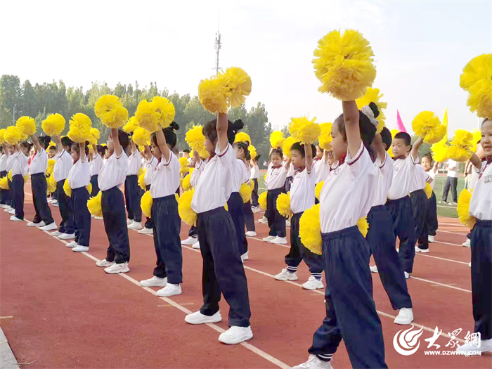 九游体育飒爽秋风展少年英姿 活力校园谱运动华章 ——东营市胜利第五中学第47届田径运动会开幕(图6)