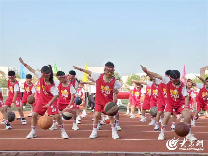 九游体育飒爽秋风展少年英姿 活力校园谱运动华章 ——东营市胜利第五中学第47届田径运动会开幕(图7)