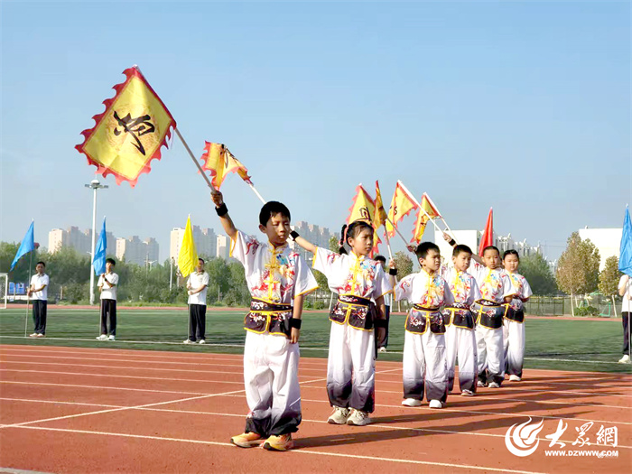 九游体育飒爽秋风展少年英姿 活力校园谱运动华章 ——东营市胜利第五中学第47届田径运动会开幕(图8)