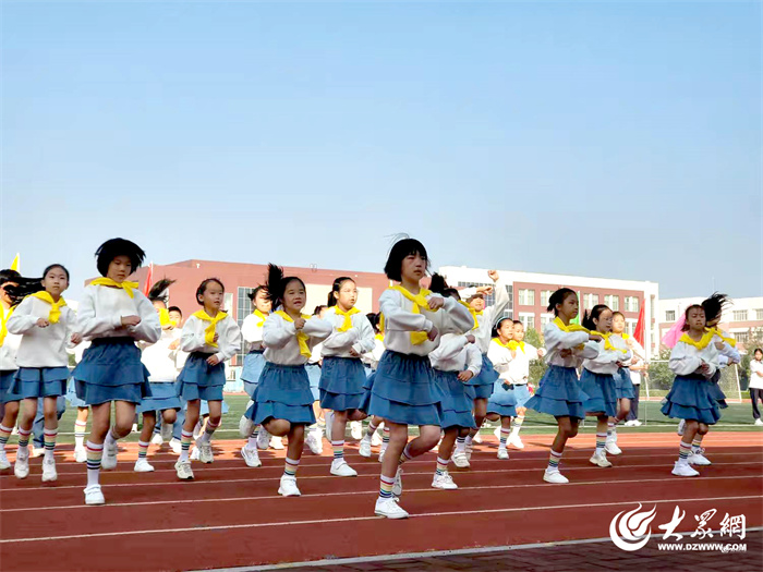九游体育飒爽秋风展少年英姿 活力校园谱运动华章 ——东营市胜利第五中学第47届田径运动会开幕(图9)