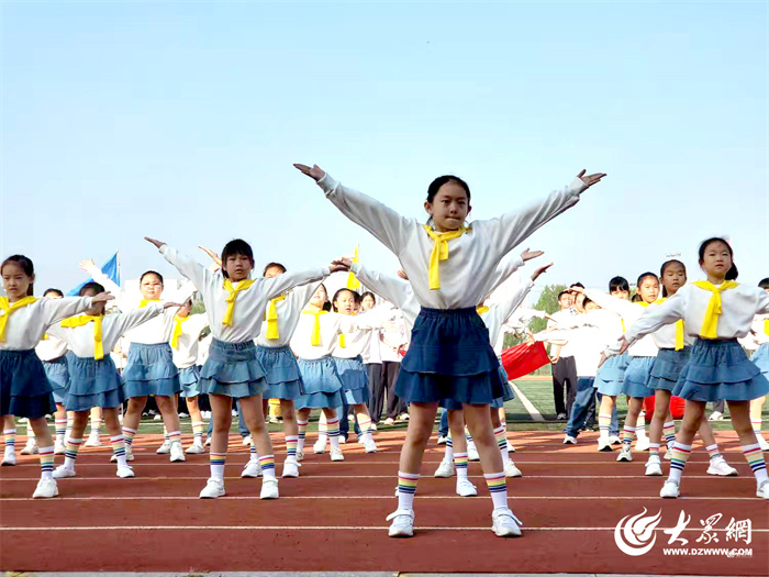 九游体育飒爽秋风展少年英姿 活力校园谱运动华章 ——东营市胜利第五中学第47届田径运动会开幕(图10)