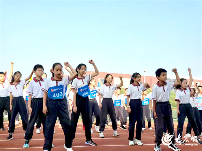九游体育飒爽秋风展少年英姿 活力校园谱运动华章 ——东营市胜利第五中学第47届田径运动会开幕(图11)