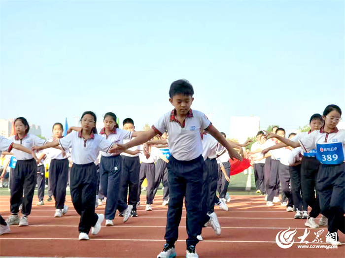 九游体育飒爽秋风展少年英姿 活力校园谱运动华章 ——东营市胜利第五中学第47届田径运动会开幕(图12)