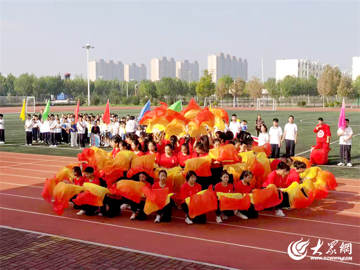 九游体育飒爽秋风展少年英姿 活力校园谱运动华章 ——东营市胜利第五中学第47届田径运动会开幕(图13)